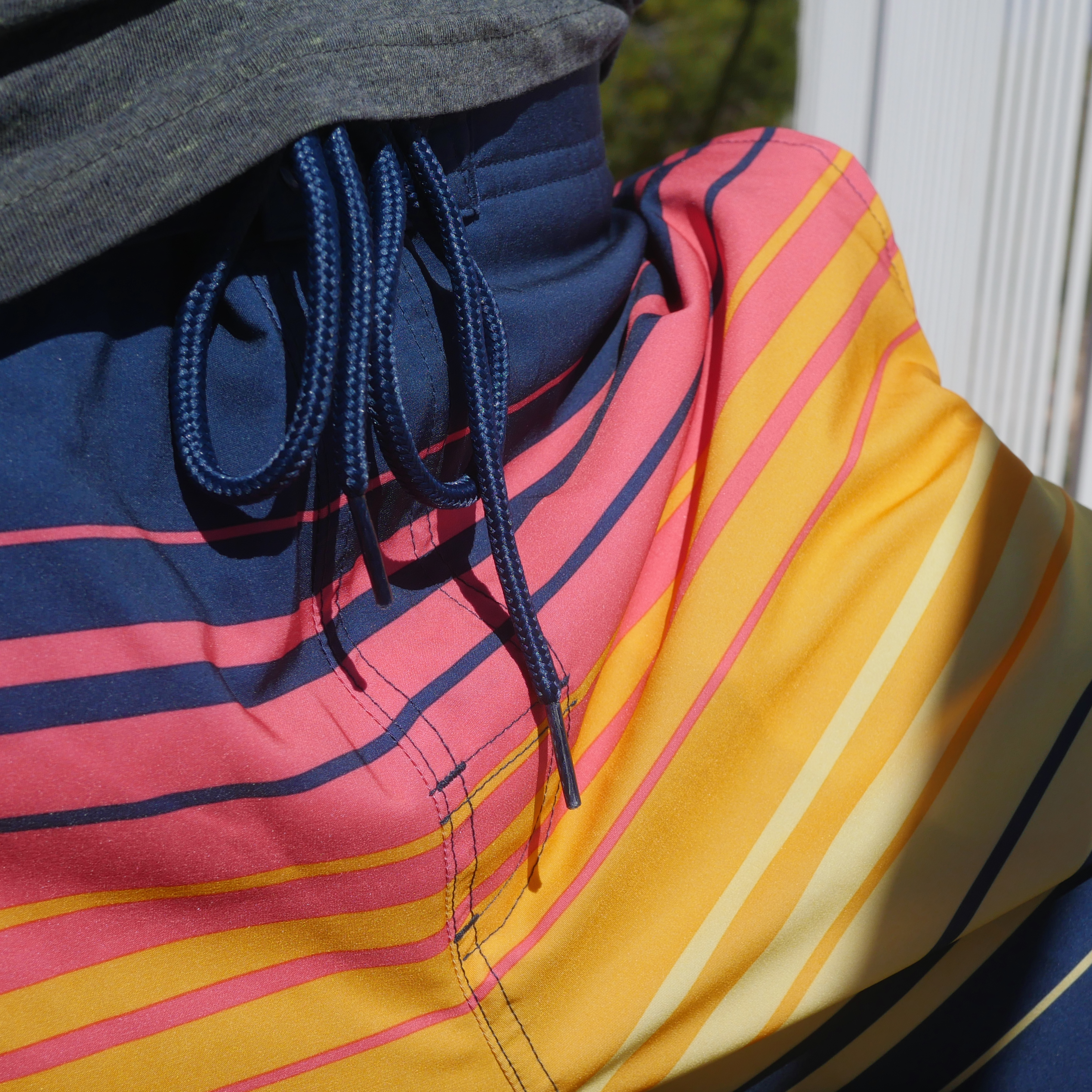 LIVIN' AT THE KNEE SUNBURST 9" BOARD SHORTS